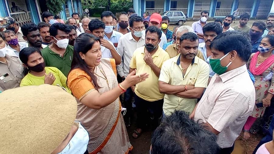 ಕಾರವಾರ ತಾಲ್ಲೂಕಿನ ಮಲ್ಲಾಪುರದಲ್ಲಿ ಶಾಸಕಿ ರೂಪಾಲಿ ನಾಯ್ಕ ಸೋಮವಾರ ಅಧಿಕಾರಿಗಳೊಂದಿಗೆ ಮಾತನಾಡಿದರು