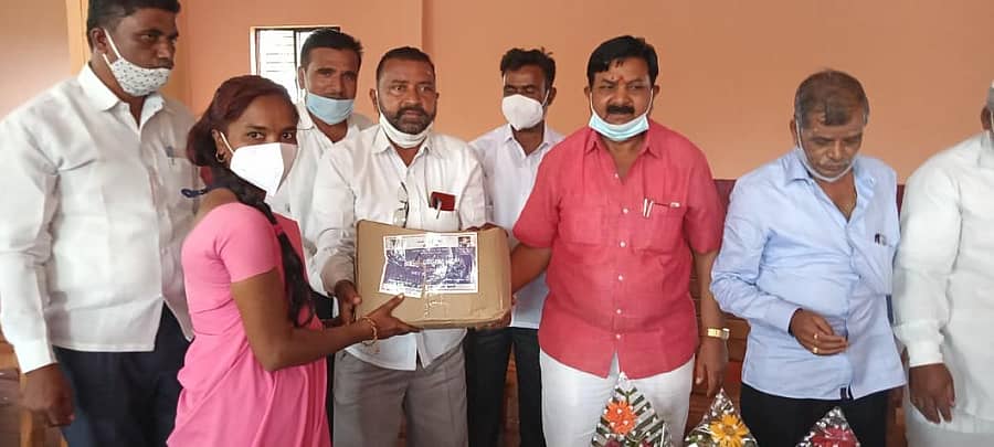 ನಾಗರಮುನ್ನೋಳಿ ಗ್ರಾಮದಲ್ಲಿ ಕಟ್ಟಡ ಕಾರ್ಮಿಕರು ಹಾಗೂ ಆಶಾ ಕಾರ್ಯಕರ್ತೆಯರಿಗೆ ದಿನಸಿ ಕಿಟ್ ವಿತರಣೆಗೆ ಶಾಸಕ ಡಿ.ಎಂ. ಐಹೊಳೆ ಚಾಲನೆ ನೀಡಿದರು