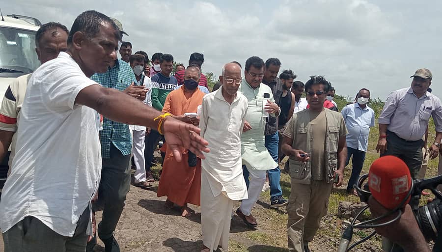 ವಿಜಯಪುರ ನಗರದ ಸಮೀಪದಲ್ಲಿರುವ ಭೂತನಾಳ ಕೆರೆಯಂಗಳದಲ್ಲಿ ಕೃಷಿ ಅರಣ್ಯ ವಿಜ್ಞಾನಿ ಚಂದ್ರಶೇಖರ ಬಿರಾದಾರ ನೇತೃತ್ವದಲ್ಲಿ ಆಯೋಜಿಸಲಾಗಿದ್ದ ‘ಕ್ಯಾಂಪಿಂಗ್ ಕಲ್ಚರ್’ಗೆ ಜ್ಞಾನಯೋಗಾಶ್ರಮದ ಸಿದ್ದೇಶ್ವರ ಶ್ರೀ ಭೇಟಿ ನೀಡಿ ವೀಕ್ಷಿಸಿದರು. ಶಾಸಕ ಎಂ.ಬಿ.ಪಾಟೀಲ ಇದ್ದಾರೆ