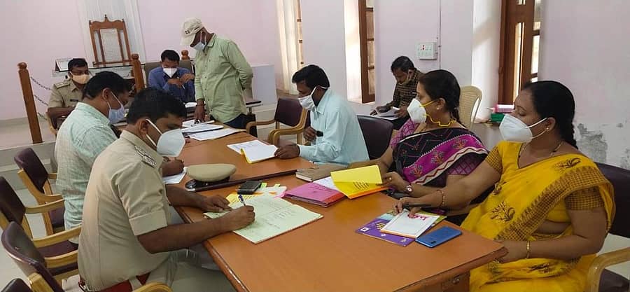 ಹೊಸಪೇಟೆಯಲ್ಲಿ ಸೋಮವಾರ ಉಪವಿಭಾಗಾಧಿಕಾರಿ ಸಿದ್ದರಾಮೇಶ್ವರ ಅವರ ಅಧ್ಯಕ್ಷತೆಯಲ್ಲಿ ಉಪವಿಭಾಗಮಟ್ಟದ ಜಾಗೃತಿ ಮತ್ತು ಉಸ್ತುವಾರಿ ಸಮಿತಿ ಸಭೆ ಜರುಗಿತು