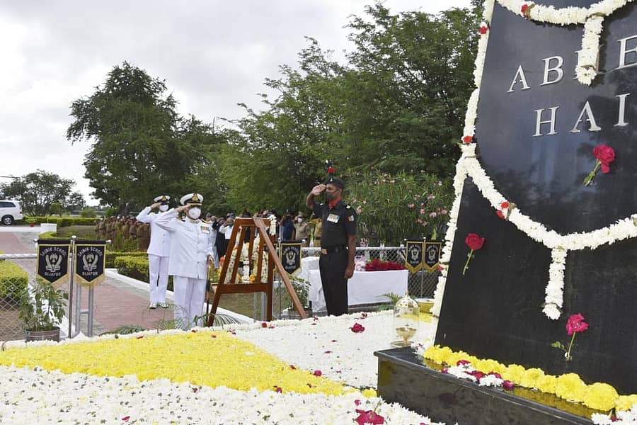 ವಿಜಯಪುರ ನಗರದ ಸೈನಿಕ ಶಾಲೆಯ ಆವರಣದಲ್ಲಿ ಸೋಮವಾರ ಕಾರ್ಗಿಲ್ ವಿಜಯ ದಿನಾಚರಣೆಯ 22ನೇ ವಾರ್ಷಿಕೋತ್ಸವದ ಅಂಗವಾಗಿ ಕಾರ್ಗಿಲ್ ಯುದ್ಧದ ಸಮಯದಲ್ಲಿ ಪ್ರಾಣ ತ್ಯಾಗ ಮಾಡಿದ ಸೈನಿಕರಿಗೆ ಪ್ರಾಂಶುಪಾಲರಾದ ಕ್ಯಾಪ್ಟನ್ (ಐಎನ್) ವಿನಯ್ ತಿವಾರಿ ಗೌರವ ಸಲ್ಲಿಸಿದರು