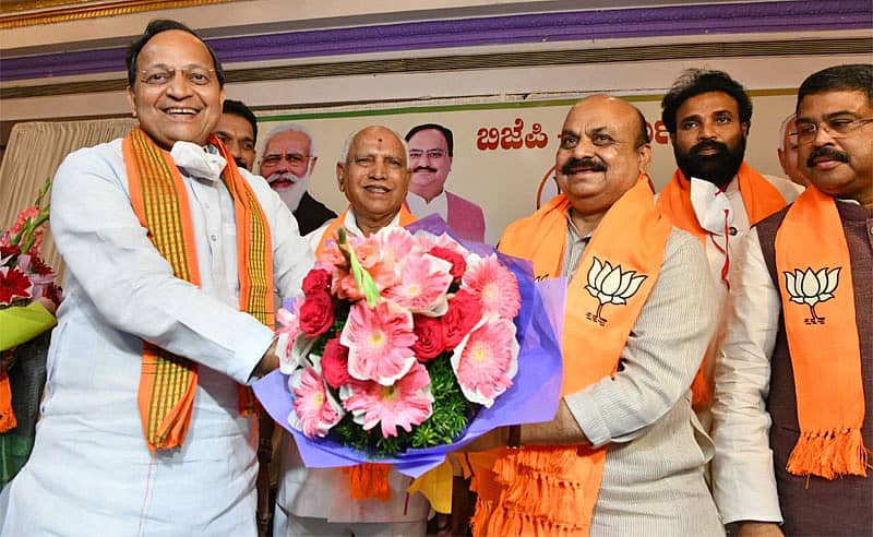 ಬಸವರಾಜ ಬೊಮ್ಮಾಯಿ ಅವರಿಗೆ ಪಕ್ಷದ ಮುಖಂಡರಿಂದ ಅಭಿನಂದನೆ