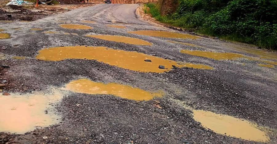 ಸಕಲೇಶಪುರ ತಾಲ್ಲೂಕಿನ ಕೆಸಗಾನಹಳ್ಳಿ ಬಳಿ ಬೆಂಗಳೂರು– ಮಂಗಳೂರು ರಾಷ್ಟ್ರೀಯ ಹೆದ್ದಾರಿ ಸಂಪೂರ್ಣ ಗುಂಡಿಬಿದ್ದು ವಾಹನಗಳ ಸಂಚಾರ ಕಷ್ಟ ಎನ್ನುವಂತಾಗಿದೆ