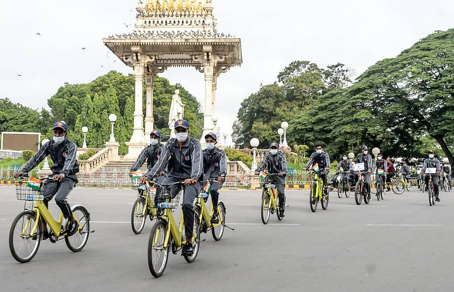 ಮೈಸೂರಿನ 13 ಕೆಎಆರ್ ಎನ್ಸಿಸಿ ಬೆಟಾಲಿಯನ್ ವತಿಯಿಂದ ಸೋಮವಾರ ಕಾರ್ಗಿಲ್ ವಿಜಯೋತ್ಸವದ ಪ್ರಯುಕ್ತ ಕೋಟೆ ಆಂಜನೇಯ ಸ್ವಾಮಿ ದೇವಸ್ಥಾನದ ಆವರಣದಿಂದ ಎನ್ಸಿಸಿ ವಿದ್ಯಾರ್ಥಿಗಳು ಸೈಕಲ್ ರ್ಯಾಲಿ ನಡೆಸಿದರು
