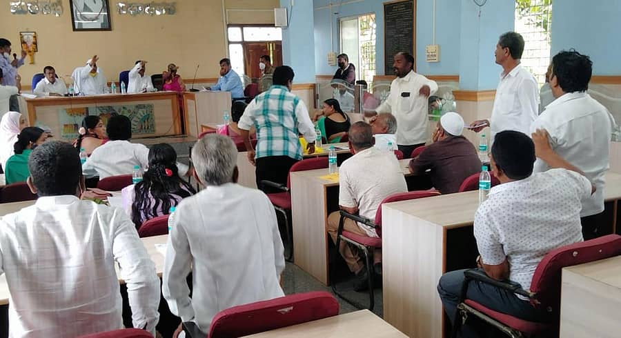 ರಾಮದುರ್ಗ ಪುರಸಭೆಯ ಸಾಮಾನ್ಯ ಸಭೆಯಲ್ಲಿ ಬಿಜೆಪಿ ಸದಸ್ಯರೊಬ್ಬರು ಕಾಂಗ್ರೆಸ್ ಲೂಟಿ ಮಾಡಿದೆ ಎಂದು ದೂರಿದ ನಂತರ ಕಾಂಗ್ರೆಸ್ ಸದಸ್ಯರು ಎದ್ದುನಿಂತು ವಿರೋಧ ವ್ಯಕ್ತ ಪಡಿಸಿದರು