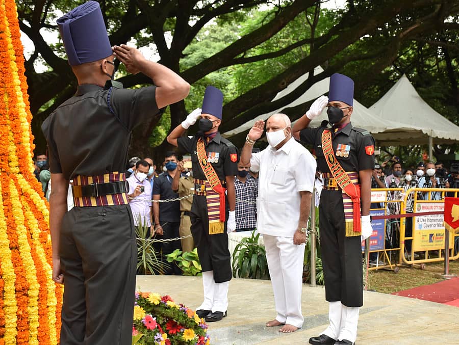 ಕಾರ್ಗಿಲ್ ವಿಜಯೋತ್ಸವದ ಅಂಗವಾಗಿ ನಗರದ ನೆಹರು ತಾರಾಲಯದ ಮುಂಭಾಗದಲ್ಲಿರುವ ರಾಷ್ಟ್ರೀಯ ಮಿಲಿಟರಿ ಸ್ಮಾರಕಕ್ಕೆ ಮುಖ್ಯಮಂತ್ರಿ ಬಿ.ಎಸ್‌. ಯಡಿಯೂರಪ್ಪ ಅವರು ಸೋಮವಾರ ಗೌರವ ನಮನ ಸಲ್ಲಿಸಿದರು            –ಪ್ರಜಾವಾಣಿ ಚಿತ್ರ