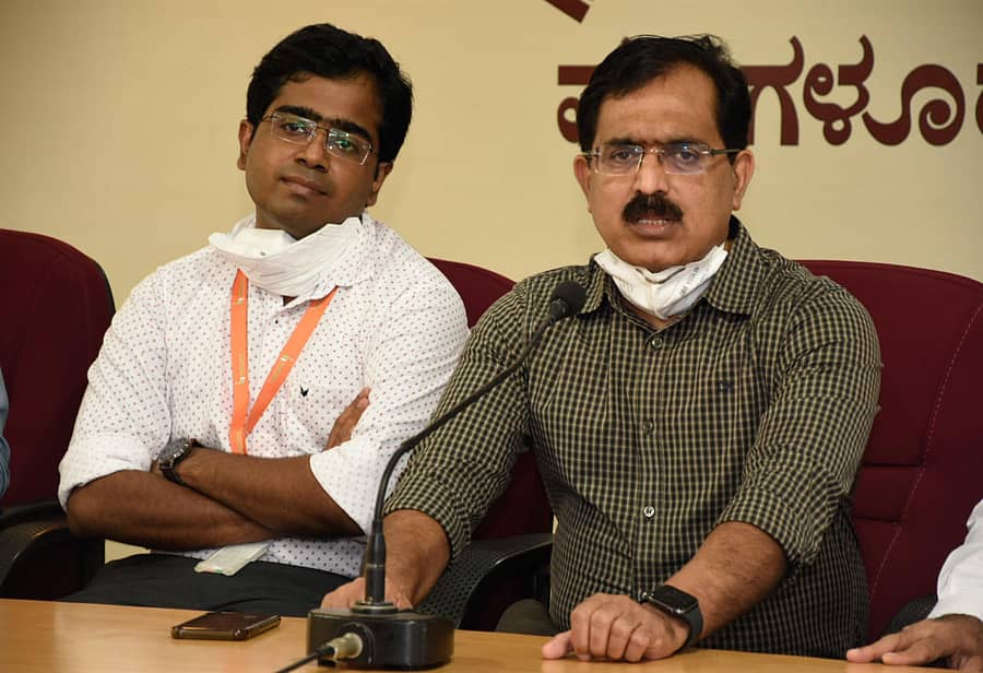 ಪತ್ರಿಕಾಗೋಷ್ಠಿಯಲ್ಲಿ ಇಂಡಿಯಾನಾ ಆಸ್ಪತ್ರೆ ವ್ಯವಸ್ಥಾಪಕ ನಿರ್ದೇಶಕ ಡಾ.ಯುಸೂಫ್ ಕುಂಬ್ಳೆ ಮಾಹಿತಿ ನೀಡಿದರು. ಡಾ. ಮೂಸ ಕುಂಞಿ ಇದ್ದರು.