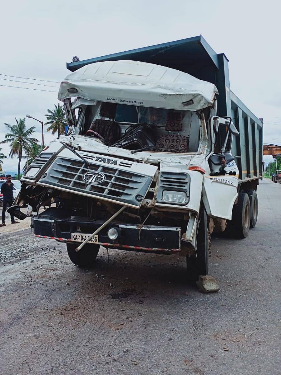 ಡಿಕ್ಕಿ ಹೊಡೆದ ರಭಸಕ್ಕೆ ಟಿಪ್ಪರ್ ಮುಂಭಾಗ ನಜ್ಜು ಗುಜ್ಜಾಗಿರುವುದು