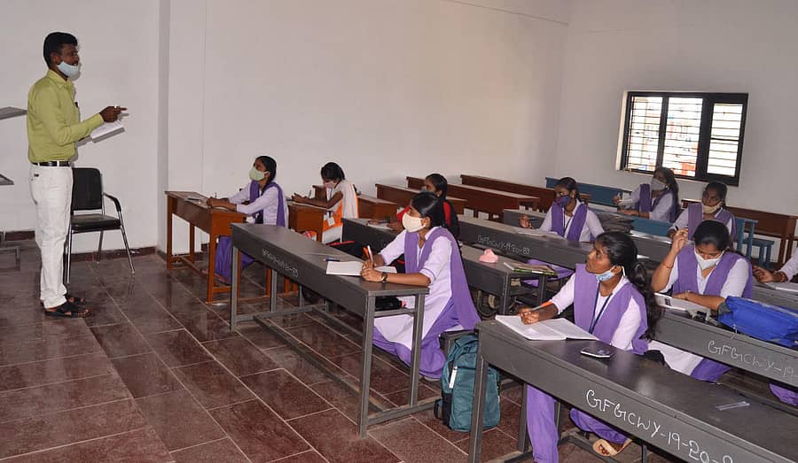 ಯಾದಗಿರಿಯ ಮಹಿಳಾ ಪದವಿ ಕಾಲೇಜಿನಲ್ಲಿ ಸೋಮವಾರ ತರಗತಿಯಲ್ಲಿ ಪಾಠ ನಡೆಯಿತು