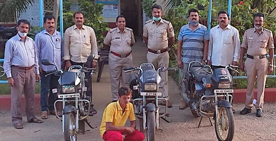 ಕಳುವಾದ ಮೂರು ಬೈಕ್‌ಗಳನ್ನು ವಶಕ್ಕೆ ಪಡೆದಿರುವ ಕುಮಾರಪಟ್ಟಣ ಪೊಲೀಸರು
