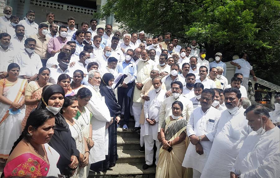 ಕಲಬುರ್ಗಿಯ ಮಿನಿ ವಿಧಾನಸೌಧದ ಆವರಣದಲ್ಲಿ ಮಾಜಿ ಮುಖ್ಯಮಂತ್ರಿಗಳಾದ ದಿ.ವೀರೇಂದ್ರ ಪಾಟೀಲ ಮತ್ತು ಎನ್. ಧರ್ಮಸಿಂಗ್ ಅವರ ಪುತ್ಥಳಿ ಸ್ಥಾಪಿಸುವಂತೆ ಮಂಗಳವಾರ ಜಿಲ್ಲಾಧಿಕಾರಿಗಳ ಕಚೇರಿಗೆ ಜಿಲ್ಲಾ ಕಾಂಗ್ರೆಸ್ ಮುಖಂಡರ ನಿಯೋಗ ಮನವಿ ಪತ್ರ ಸಲ್ಲಿಸಿತು. ಮುಖಂಡರಾದ ಡಾ.ಶರಣ ಪ್ರಕಾಶ ಪಾಟೀಲ, ಜಗದೇವ ಗುತ್ತೇದಾರ ಕಾಳಗಿ, ಎಂ.ವೈ. ಪಾಟೀಲ, ಖನೀಜ್ ಫಾತಿಮಾ, ಅಲ್ಲಮಪ್ರಭು ಪಾಟೀಲ, ತಿಪ್ಪಣಪ್ಪ ಕಮಕನೂರು, ಅಧ್ಯಕ್ಷ ನೀಲಕಂಠರಾವ ಇದ್ದರು