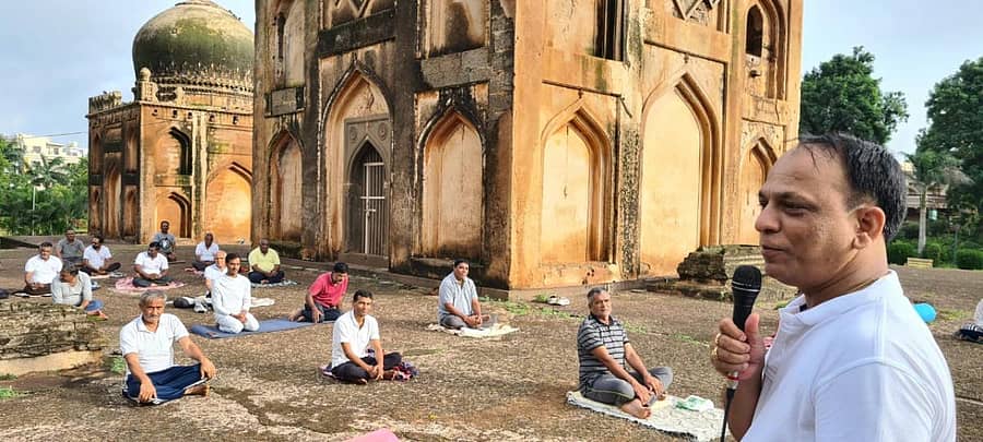 ಬೀದರ್ನ ಬರೀದ್ಶಾಹಿ ಉದ್ಯಾನದಲ್ಲಿ ಆಯೋಜಿಸಿದ್ದ ‘ಯೋಗ ಹಾಗೂ ಪ್ರಾಕೃತಿಕ ಚಿಕಿತ್ಸೆಯ ಮಹತ್ವ’ ಕುರಿತ ಕಾರ್ಯಕ್ರಮದಲ್ಲಿ ಐಎನ್ಒ ಅಧ್ಯಕ್ಷ ಅನಂತ ಬಿರಾದಾರ ಮಾತನಾಡಿದರು