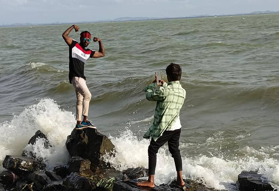 ಹೊಸಪೇಟೆ ಸಮೀಪದ ತುಂಗಭದ್ರಾ ಜಲಾಶಯದ ಹಿನ್ನೀರಿನಲ್ಲಿ ಬಂಡೆ ಮೇಲೆ ನಿಂತು ನೀರಿನ ಅಲೆಗಳ ನಡುವೆ ಛಾಯಾಚಿತ್ರ ತೆಗೆಸಿಕೊಂಡ ಯುವಕಪ್ರಜಾವಾಣಿ ಚಿತ್ರ: ಶಶಿಕಾಂತ ಎಸ್. ಶೆಂಬೆಳ್ಳಿ