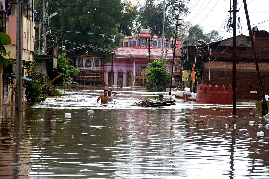 ಬೆಳಗಾವಿ ಜಿಲ್ಲೆ ಹುಕ್ಕೇರಿ ತಾಲ್ಲೂಕಿನ ಸಂಕೇಶ್ವರದ ಮಠ ಗಲ್ಲಿಯಲ್ಲಿ ಹಿರಣ್ಯಕೇಶಿ ನದಿ ಪ್ರವಾಹದಿಂದ ಮನೆಗಳು ಜಲಾವೃತವಾಗಿವೆಪ್ರಜಾವಾಣಿ ಚಿತ್ರ