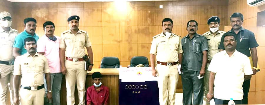 ಕೆಂಭಾವಿ ಸಮೀಪ ಯಾಳಗಿ ಗ್ರಾಮದಲ್ಲಿ ಕಳೆದೆರಡು ದಿನಗಳ ಹಿಂದೆ ನಡೆದ ಕಳ್ಳತನದ ಆರೋಪಿಯನ್ನು ಬಂಧಿಸಿದ ಪೊಲೀಸ್ ತಂಡ