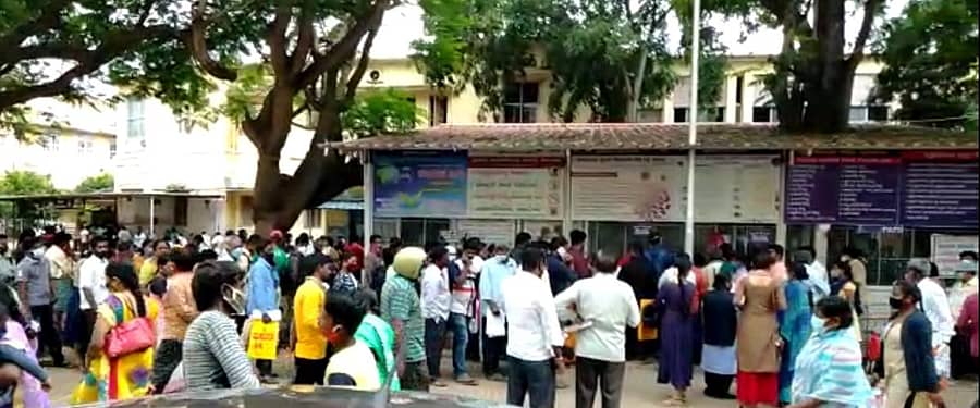 ಕೆ.ಆರ್.ಆಸ್ಪತ್ರೆಯ ಬಿಲ್ಲಿಂಗ್ ತಂತ್ರಾಂಶದಲ್ಲಿ ತಾಂತ್ರಿಕ ಸಮಸ್ಯೆ ಕಾಣಿಸಿಕೊಂಡಿದ್ದರಿಂದ ನೂರಾರು ಮಂದಿ ಮಂಗಳವಾರ ಆಸ್ಪತ್ರೆಯ ಆವರಣದಲ್ಲಿ ಸೇರಿದ್ದರು