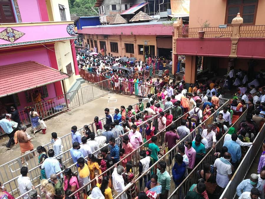 ಹೊನ್ನಾವರ ತಾಲ್ಲೂಕಿನ ಶ್ರೀಕ್ಷೇತ್ರ ಇಡಗುಂಜಿಯಲ್ಲಿ ಮಂಗಳವಾರ ಅಂಗಾರಕ ಸಂಕಷ್ಠಿಯ ದಿನ ಸಾವಿರಾರು ಭಕ್ತರು ದೇವರ ದರ್ಶನ ಪಡೆದರು