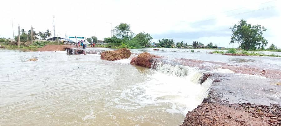 ಬಾಗಲಕೋಟೆ ಜಿಲ್ಲೆಯ ಗೋವನಕೊಪ್ಪ ಹಾಗೂ ಗದಗ ಜಿಲ್ಲೆಯ ಕೊಣ್ಣೂರು ನಡುವೆ ಹುಬ್ಬಳ್ಳಿ–ಸೊಲ್ಲಾಪುರ ನಡುವಿನ ರಾಷ್ಟ್ರೀಯ ಹೆದ್ದಾರಿ 218 ಮಲಪ್ರಭಾ ನದಿ ಪ್ರವಾಹದಿಂದಾಗಿ ಕೊಚ್ಚಿ ಹೋಗಿದೆ. ಚಿತ್ರ: ಸಂಗಮೇಶ ಬಡಿಗೇರ
