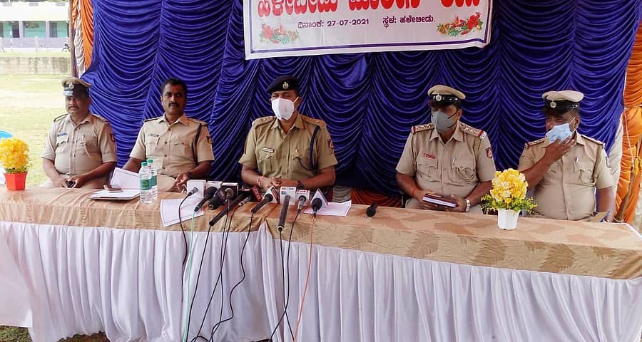 ಹಳೇಬೀಡಿನಲ್ಲಿ ಎಸ್ಪಿ ಶ್ರೀನಿವಾಸ್‌ಗೌಡ ಪತ್ರಿಕಾಗೋಷ್ಠಿಯಲ್ಲಿ ಮಾತನಾಡಿದರು. ಡಿವೈಎಸ್ಪಿ ನಾಗೇಶ್, ಸಿಪಿಐ ಶ್ರೀಕಾಂತ್ ಹಾಗೂ ಪಿಎಸ್ಐ ಗಿರಿಧರ್ ಇತರರು ಇದ್ದರು