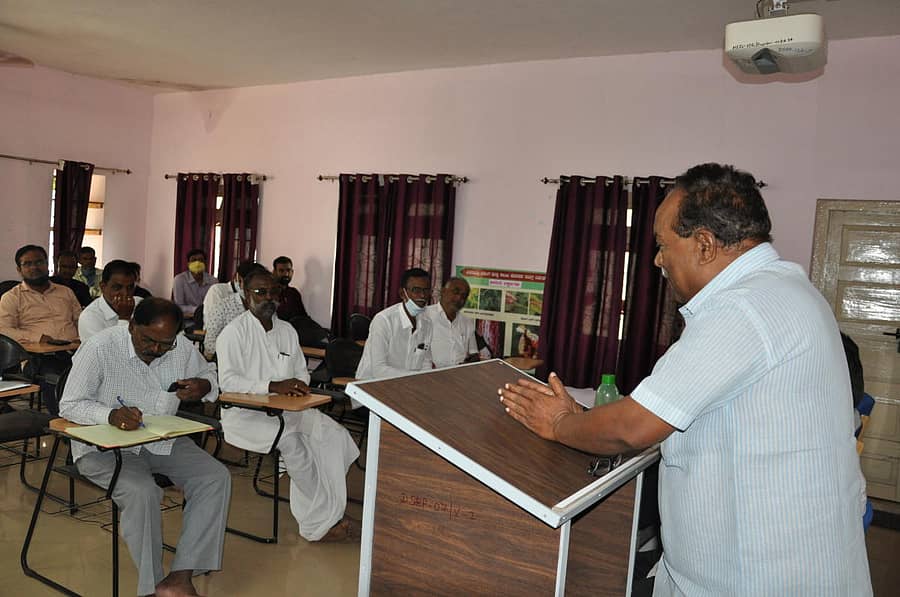 ಕಾರ್ಯಾಗಾರದಲ್ಲಿ ಪ್ರೊ.ರೇವಣಪ್ಪ ಮಾತನಾಡಿದರು. ರೈತರು ಇದ್ದರು