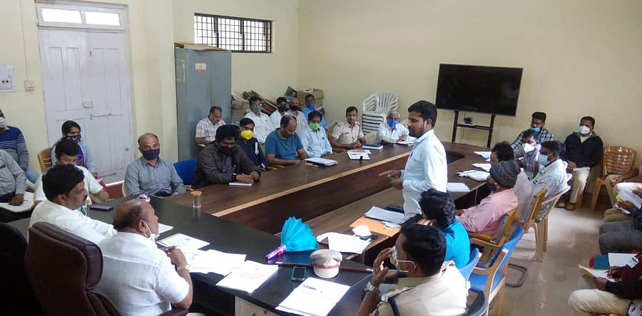 ಸಕಲೇಶಪುರದಲ್ಲಿ ಮಂಗಳವಾರ ಶಾಸಕ ಎಚ್.ಕೆ. ಕುಮಾರಸ್ವಾಮಿ ಅಧ್ಯಕ್ಷತೆಯಲ್ಲಿ ಅತಿವೃಷ್ಟಿ ಮುನ್ನೆಚ್ಚರಿಕೆ ಸಂಬಂಧ ಸಭೆ ನಡೆಯಿತು. ವಿವಿಧ ಇಲಾಖೆಯ ಅಧಿಕಾರಿಗಳು ಭಾಗಿಯಾಗಿದ್ದರು