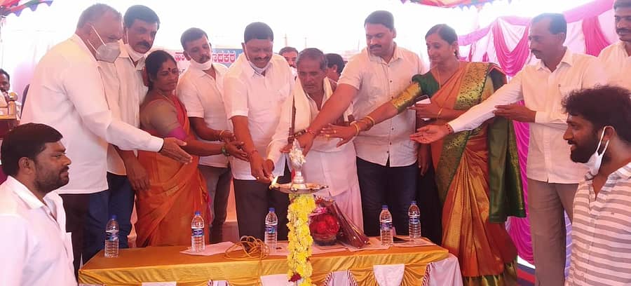 ಪಿರಿಯಾಪಟ್ಟಣದ ಹರವೆ ಮಲ್ಲರಾಜ ಪಟ್ಟಣ ಬಡಾವಣೆಯಲ್ಲಿ ನಡೆದ ಕಾರ್ಯಕ್ರಮವನ್ನು ಕೆ.ಮಹದೇವ್ ಉದ್ಘಾಟಿಸಿದರು. ಪಿ.ಎಂ.ಪ್ರಸನ್ನ, ಸೋಮಶೇಖರ್, ರಾಜೇಂದ್ರ, ದೀಪಿಕಾ, ಮಂಜುನಾಥ್ ಸಿಂಗ್, ನಾಗರತ್ನಾ, ಪ್ರಕಾಶ್ ಸಿಂಗ್ ಇದ್ದರು