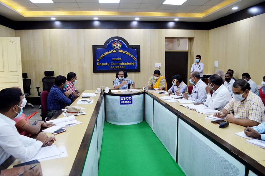 ಹಾಸನ ಜಿಲ್ಲಾಧಿಕಾರಿ ಆರ್‌.ಗಿರೀಶ್‌ ಅಧಿಕಾರಿಗಳ ಸಭೆ ನಡೆಸಿದರು. ಸಭೆಯಲ್ಲಿ ಹೆಚ್ಚುವರಿ ಜಿಲ್ಲಾಧಿಕಾರಿ ಕವಿತ ರಾಜಾರಾಂ, ಉಪವಿಭಾಗಾಧಿಕಾರಿ ಬಿ.ಎ.ಜಗದೀಶ್, ಜಿಲ್ಲಾ ಪಂಚಾಯಿತಿ ಉಪ ಕಾರ್ಯದರ್ಶಿ ಚಂದ್ರಶೇಖರ್ ಇದ್ದರು