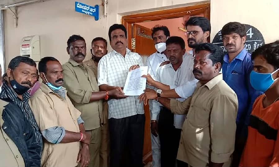 ಹಾಸನ ನಗರಸಭೆ ಅಧ್ಯಕ್ಷ ಆರ್.ಮೋಹನ್ ಅವರಿಗೆ ಪೌರ ಕಾರ್ಮಿಕರು ಪೌರ ಕಾರ್ಮಿಕ ಕ್ಷೇಮಾಭಿವೃದ್ಧಿ ಸಂಘದಿಂದ ಮನವಿ ಸಲ್ಲಿಸಲಾಯಿತು. ಸಂಘದ ಅಧ್ಯಕ್ಷ ಯೋಗೀಶ್ ಗೌಡ, ಕಾರ್ಯದರ್ಶಿ ಪರಶುರಾಮ್, ನಲ್ಲಪ್ಪ ಇದ್ದರು