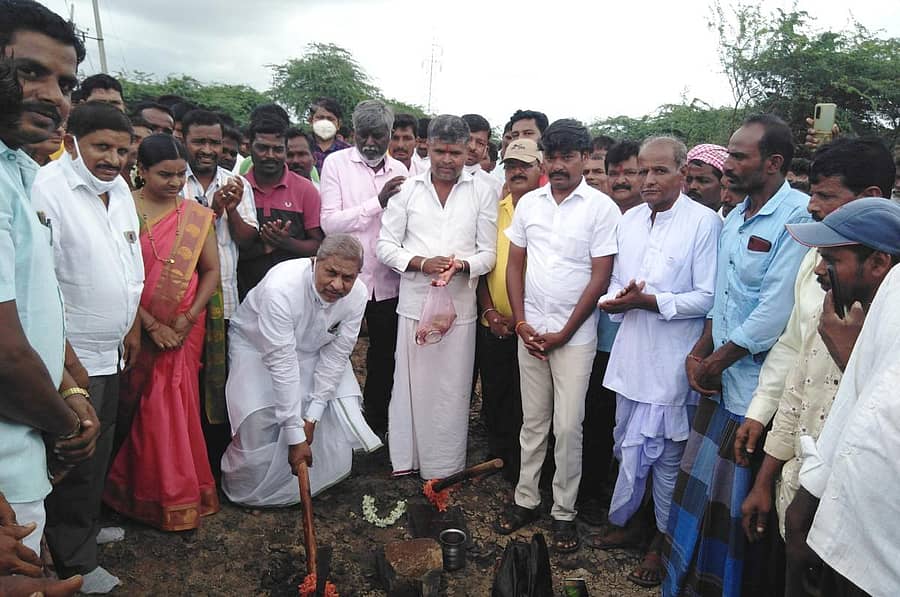 ಕುಷ್ಟಗಿ ತಾಲ್ಲೂಕು ನಿಡಶೇಸಿ ಗ್ರಾಮದ ಹಾಲು ಉತ್ಪಾದಕರ ಸಹಕಾರ ಸಂಘದ ಕಟ್ಟಡಕ್ಕೆ ಶಾಸಕ ಅಮರೇಗೌಡ ಬಯ್ಯಾಪುರ ಭೂಮಿಪೂಜೆ ನೆರವೇರಿಸಿದರು