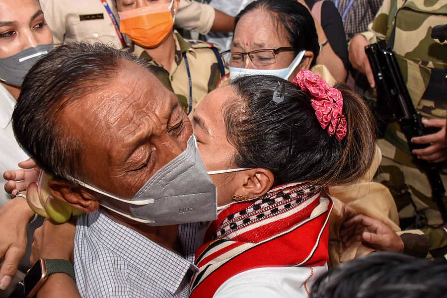 ವಿಮಾನನಿಲ್ದಾಣದಲ್ಲಿ ಮೀರಾಬಾಯಿ ಚಾನು ತಂದೆಯನ್ನು ಅಪ್ಪಿಕೊಂಡ ಕ್ಷಣ –ಪಿಟಿಐ ಚಿತ್ರ