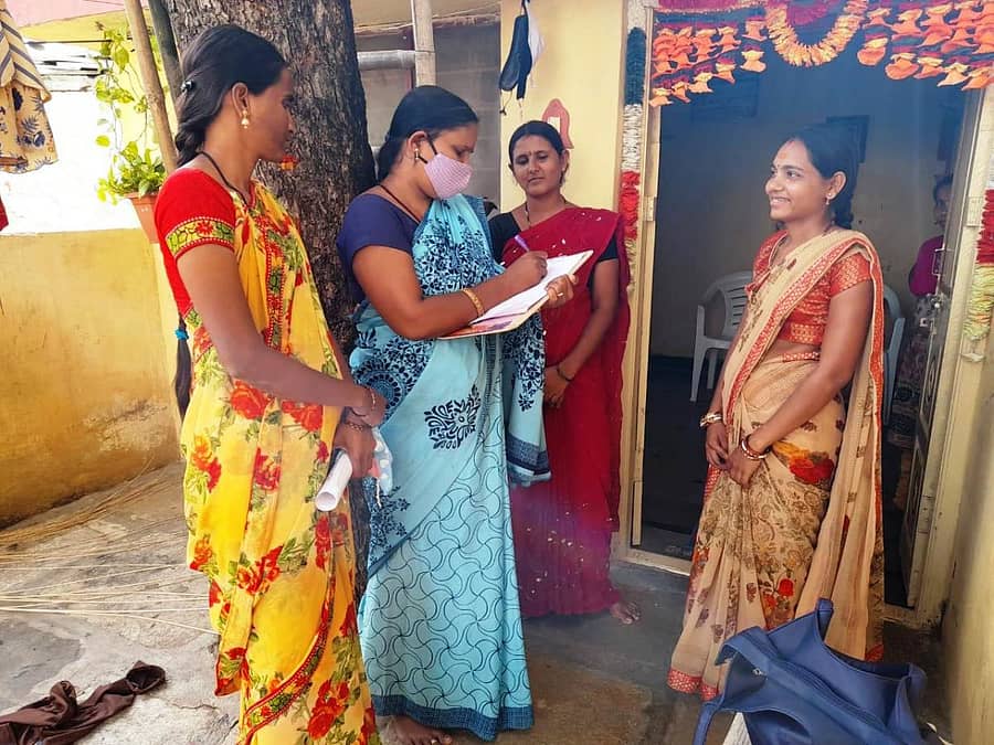 ಕಲಬುರ್ಗಿಯ ಸುವರ್ಣನಗರ ಬಡಾವಣೆಯಲ್ಲಿ ಜನ ಶಿಕ್ಷಣ ಸಂಸ್ಥಾನದ ಮುಖಂಡರು ‘ಸ್ವಚ್ಛತಾ ಪಕವಾಡ’ ಕಾರ್ಯಕ್ರಮದಡಿ ಮಹಿಳೆಯರಿಗೆ ಸ್ಯಾನಿಟರಿ ಪ್ಯಾಡ್ ಬಳಕೆಯ ಅರಿವು ಮೂಡಿಸಿದರು