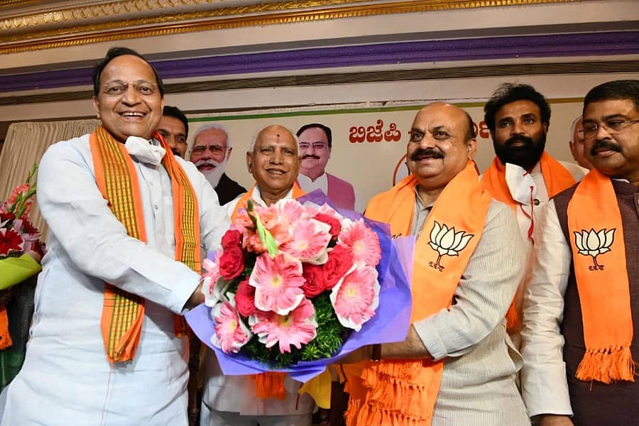 ನೂತನ ಮುಖ್ಯಮಂತ್ರಿಯಾಗಿ ಆಯ್ಕೆಯಾದ ಬಸವರಾಜ ಬೊಮ್ಮಾಯಿ ಅವರಿಗೆ ಪಕ್ಷದ ರಾಜ್ಯ ಉಸ್ತುವಾರಿ ಅರುಣ್‌ ಸಿಂಗ್‌ ಹೂಗುಚ್ಚ ನೀಡಿ ಅಭಿನಂದಿಸಿದರು. ಬಿಜೆಪಿ ರಾಜ್ಯ ಘಟಕದ ಅಧ್ಯಕ್ಷ ನಳಿನ್ ಕುಮಾರ್‌ ಕಟೀಲ್‌, ಉಸ್ತುವಾರಿ ಮುಖ್ಯಮಂತ್ರಿ ಬಿ.ಎಸ್. ಯಡಿಯೂರಪ್ಪ, ಶಾಸಕ ಶ್ರೀರಾಮುಲು ಮತ್ತು ಕೇಂದ್ರ ಶಿಕ್ಷಣ ಸಚಿವ ಧರ್ಮೇಂದ್ರ ಪ್ರಧಾನ್ ಇದ್ದಾರೆ