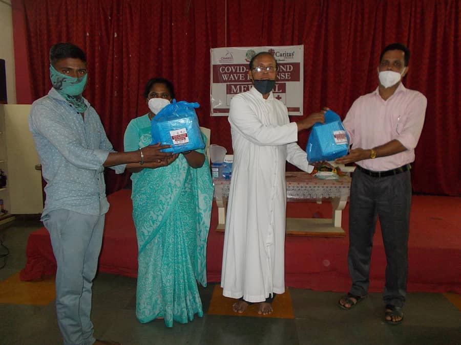 ಕಲಬುರ್ಗಿಯ ಸೇವಾ ಸಂಗಮ ಸಂಸ್ಥೆಯ ನಿರ್ದೇಶಕ ಫಾದರ್ ವಿಕ್ಟರ್ ವಾಜ್ ಅವರು ಮಂಗಳವಾರ ಮೆಡಿಕಲ್ ಕಿಟ್ಗಳನ್ನು ವಿತರಿಸಿದರು