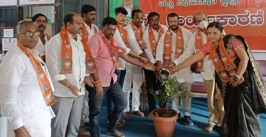 ಮಸ್ಕಿಯ ಬಿಜೆಪಿ ಕಚೇರಿಯಲ್ಲಿ ಬುಧವಾರ ನಡೆದ ಮಂಡಲ ಕಾರ್ಯಕಾರಿಣಿ ಸಭೆಯಲ್ಲಿ ಪಕ್ಷದ ಬಳ್ಳಾರಿ ವಿಭಾಗದ ಪ್ರಭಾರಿ ಸಿದ್ದೇಶ ಯಾದವ್ ಉದ್ಘಾಟಿಸಿದರು