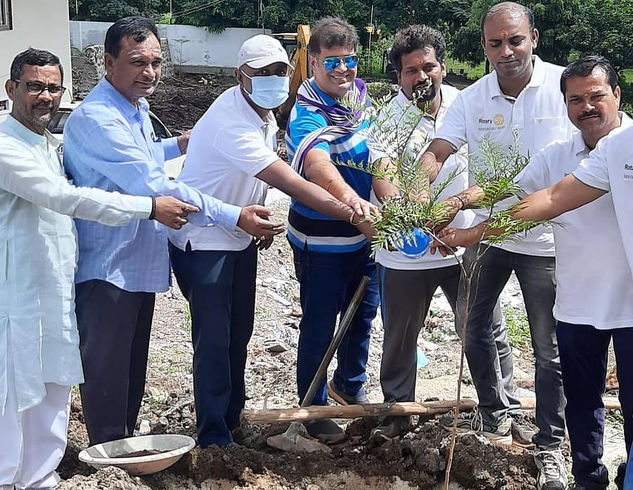 ಬೀದರ್ನ ಗುರುದ್ವಾರದಿಂದ ಚಿಕ್ಕಪೇಟೆಗೆ ಸಂಪರ್ಕ ಕಲ್ಪಿಸುವ ರಸ್ತೆ ಬದಿಯಲ್ಲಿ ರೋಟರಿ ಕ್ಲಬ್ ಆಫ್ ಬೀದರ್ ನ್ಯೂ ಸೆಂಚುರಿ ಪದಾಧಿಕಾರಿಗಳು ಸಸಿ ನೆಟ್ಟರು