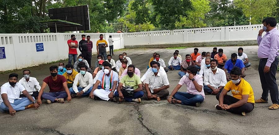 ಹಾಸನ ಜಿಲ್ಲಾಧಿಕಾರಿ ಕಚೇರಿ ಎದುರು ಕಾಂಗ್ರೆಸ್ ಮುಖಂಡ ಬನವಾಸೆ ರಂಗಸ್ವಾಮಿ ನೇತೃತ್ವದಲ್ಲಿ ತಾಲ್ಲೂಕಿನ ಬೈಲಹಳ್ಳಿ, ಕಡದರವಳ್ಳಿ ಗ್ರಾಮಸ್ಥರು ಧರಣಿ ನಡೆಸಿದರು