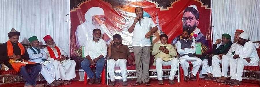 ವಿಜಯಪುರದಲ್ಲಿ ಸೂಫಿ ಹಜರತ್ ಹಮ್ಜಾಹುಸೇನಿ ಲಾಠಿ ಉಸ್ತಾದ ಸಂಸ್ಥೆಯ ಆಶ್ರಯದಲ್ಲಿ ಏರ್ಪಡಿಸಿದ್ದ ‘ಸೂಫಿ ಸಂತರು; ಶಾಂತಿಗಾಗಿ ಶ್ರಮ’ ವಿಚಾರಗೋಷ್ಠಿಯಲ್ಲಿ ಮಾನವ ಹಕ್ಕುಗಳ ಕಲ್ಯಾಣ ಮಂಡಳಿ ರಾಜ್ಯ ಘಟಕದ ಅಧ್ಯಕ್ಷ ಹಾಸಿಂಪೀರ ವಾಲಿಕಾರ ಮಾತನಾಡಿದರು