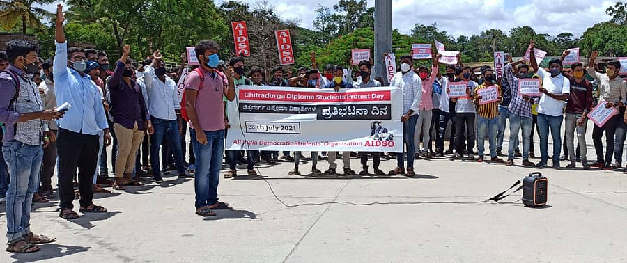 ಡಿಪ್ಲೊಮಾ ಅಂತಿಮ ವರ್ಷದ ವಿದ್ಯಾರ್ಥಿಗಳಿಗೆ ಮೂರು ಪರೀಕ್ಷೆ ಬದಲು ಒಂದೇ ಸೆಮಿಸ್ಟರ್ ಪರೀಕ್ಷೆ ನಡೆಸಬೇಕು ಎಂದು ಆಗ್ರಹಿಸಿ ಎಐಡಿಎಸ್ಒ ಸಂಘಟನೆ ಕಾರ್ಯಕರ್ತರು ಹಾಗೂ ವಿದ್ಯಾರ್ಥಿಗಳು ಬುಧವಾರ ಚಿತ್ರದುರ್ಗದಲ್ಲಿ ಪ್ರತಿಭಟನೆ ನಡೆಸಿದರು
