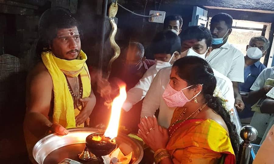 ಮಾಜಿ ಶಾಸಕ ಕೊತ್ತೂರು ಜಿ.ಮಂಜುನಾಥ್ ಕೋಲಾರದ ಕೋಲಾರಮ್ಮ ದೇವಾಲಯದಲ್ಲಿ ಕುಟುಂಬ ಸದಸ್ಯರು ಹಾಗೂ ಬೆಂಬಲಿಗರೊಂದಿಗೆ ಬುಧವಾರ ಪೂಜೆ ಸಲ್ಲಿಸಿದರು