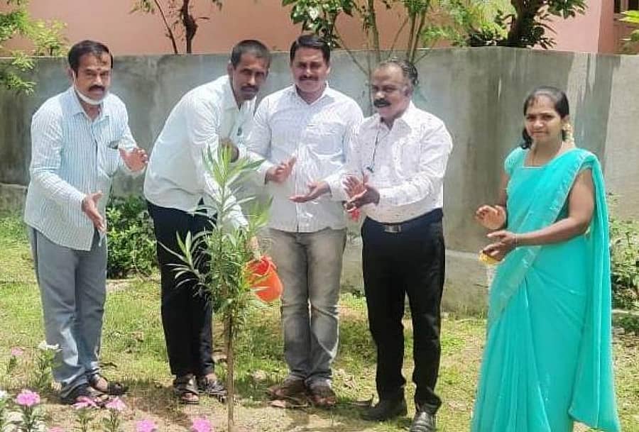 ಕೋಲಾರ ತಾಲ್ಲೂಕಿನ ಹರಟಿ ಸರ್ಕಾರಿ ಹಿರಿಯ ಪ್ರಾಥಮಿಕ ಶಾಲೆಯಲ್ಲಿ ಬುಧವಾರ ನಡೆದ ವಿಶ್ವ ಪರಿಸರ ಸಂರಕ್ಷಣಾ ದಿನಾಚರಣೆಯಲ್ಲಿ ಪಾಲ್ಗೊಂಡ ತಾ.ಪಂ ಕಾರ್ಯ ನಿರ್ವಹಣಾಧಿಕಾರಿ ಬಾಬು ಗಿಡ ನೆಟ್ಟರು