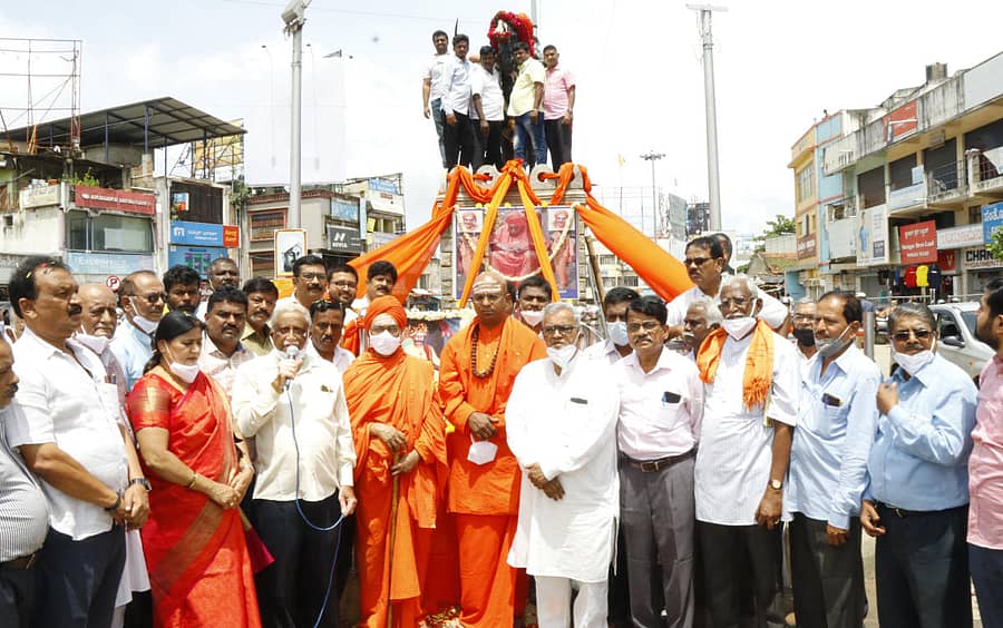 ಸಾಗರ ತಾಲ್ಲೂಕು ಇರುವಕ್ಕಿಯಲ್ಲಿರುವ ವಿಶ್ವವಿದ್ಯಾಲಯಕ್ಕೆ ಕೆಳದಿ ಶಿವಪ್ಪನಾಯಕರ ಹೆಸರು ನಾಮಕರಣದ ನಿಮಿತ್ತ ಅಖಿಲ ಭಾರತ ವೀರಶೈವ ಮಹಾಸಭಾ ಜಿಲ್ಲಾ ಘಟಕದಿಂದ ಗಾಂಧಿಬಜಾರ್ ಮುಂಭಾಗದ ಶಿವಪ್ಪನಾಯಕ ಪ್ರತಿಮೆಗೆ ಮಾಲಾರ್ಪಣೆ ಮಾಡಲಾಯಿತು.