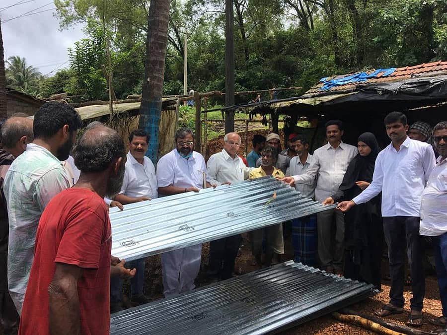 ಶಿರಸಿ ತಾಲ್ಲೂಕಿನ ರೇವಣಕಟ್ಟಾದಲ್ಲಿ ನೆರೆಯಿಂದ ಮನೆ ಕಳೆದುಕೊಂಡವರಿಗೆ ತಾತ್ಕಾಲಿಕ ವಸತಿ ವ್ಯವಸ್ಥೆಗೆ ಕಾಂಗ್ರೆಸ್ ಜಿಲ್ಲಾ ಘಟಕದ ಅಧ್ಯಕ್ಷ ಭೀಮಣ್ಣ ನಾಯ್ಕ ಅಗತ್ಯ ಪರಿಕರ ಒದಗಿಸಿದರು