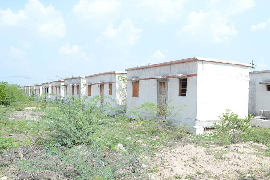 ಮಾನ್ವಿ ತಾಲ್ಲೂಕಿನ ಚೀಕಲಪರ್ವಿ ಗ್ರಾಮದ ಸ್ಥಳಾಂತರಕ್ಕಾಗಿ ನಿರ್ಮಿಸಲಾದ ಆಸರೆ ಮನೆಗಳು ಹಂಚಿಕೆಯಾಗದೆ ಪಾಳು ಬಿದ್ದಿವೆ