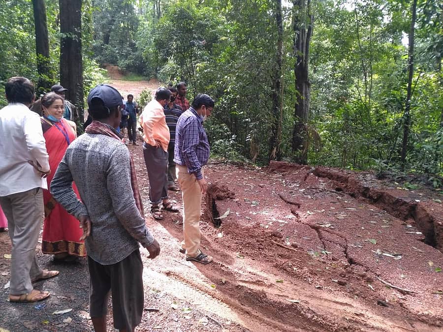ಭೂಕುಸಿತದಿಂದ ಹಾನಿಗೀಡಾದ ಶಿರಸಿ ತಾಲ್ಲೂಕಿನ ಕೆಳಗಿನಕೇರಿ ಗ್ರಾಮಕ್ಕೆ ತಹಶೀಲ್ದಾರ್ ಎಂ.ಆರ್. ಕುಲಕರ್ಣಿ ಭೇಟಿ ನೀಡಿ ಪರಿಶೀಲಿಸಿದರು