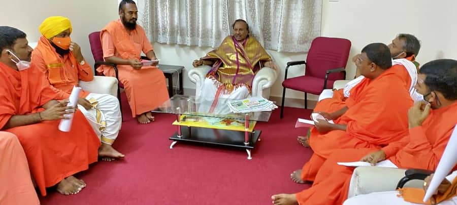 ಈಶ್ವರಪ್ಪ ಅವರ ಮನೆಗೆ ಭೇಟಿ ನೀಡಿದ್ದ ತಂಡದಲ್ಲಿ ಶಾಂತಮಯ ಶಿವಾಚಾರ್ಯ ಸ್ವಾಮೀಜಿ, ಹುಲಜಂತಿ ಮಾಳಿಂಗರಾಯ ಸ್ವಾಮೀಜಿ, ತುಮಕೂರಿನ ಬಿಂದುಶೇಖರ ಒಡೆಯರು, ಅರಿಕೇರಿ ಅಪ್ಪು ಒಡೆಯರು, ಸೋಮಲಿಂಗೇಶ್ವರ ಸ್ವಾಮಿಜಿ, ಅಮರೇಶ್ವರ ಸ್ವಾಮೀಜಿ ಇದ್ದರು