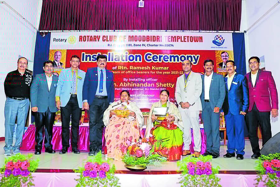 ಮೂಡುಬಿದಿರೆಯ ರೋಟರಿ ಟೆಂಪಲ್ ಟೌನ್ ಪದಗ್ರಹಣ ಸಮಾರಂಭದಲ್ಲಿ ಕುಸುಮಾವತಿ ಮತ್ತು ಸುಶೀಲಾ ಅವರನ್ನು ಗೌರವಿಸಲಾಯಿತು.