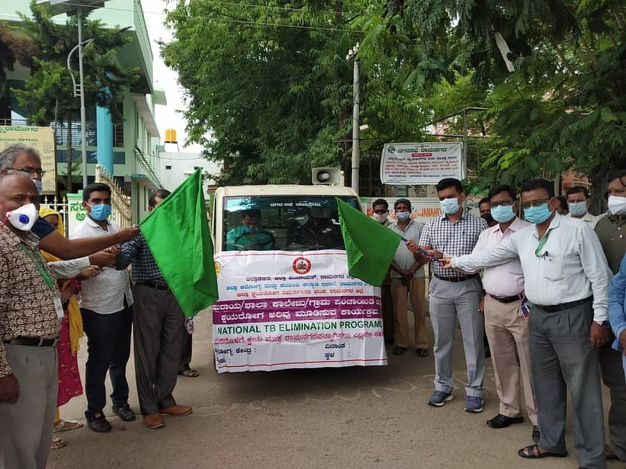 ಕ್ಷಯ ರೋಗ ಜಾಗೃತಿ ಜಾಥಾಕ್ಕೆ ರಾಮನಗರ ನಗರಸಭೆ ಪೌರಾಯುಕ್ತ ನಂದಕುಮಾರ್ ಚಾಲನೆ ನೀಡಿದರು. ಡಾ.ಕುಮಾರ್, ಬಿ.ಎಸ್. ಗಂಗಾಧರ್, ಸುಬ್ರಮಣಿ, ವಿಜಯ್ಕುಮಾರ್, ಪವಿತ್ರಾ ಇದ್ದರು