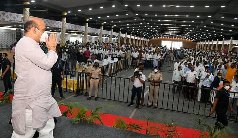 ಶಿಗ್ಗಾವಿ ಮತ ಕ್ಷೇತ್ರದ ಅಭಿಮಾನಿಗಳು ಬೆಂಗಳೂರಿನ ಅರಮನೆ ಮೈದಾನದಲ್ಲಿ ಮಂಗಳವಾರ ಏರ್ಪಡಿಸಿದ್ದ ಸಮಾರಂಭದಲ್ಲಿ ಕೈ ಮುಗಿಯುತ್ತಿರುವ ಬಸವರಾಜ ಬೊಮ್ಮಾಯಿ