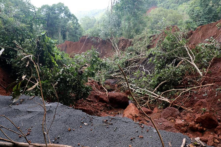 ಯಲ್ಲಾಪುರ ತಾಲ್ಲೂಕಿನ ವಜ್ರಳ್ಳಿ ಗ್ರಾಮ ಪಂಚಾಯಿತಿ ವ್ಯಾಪ್ತಿಯ ಕಳಚೆಯಲ್ಲಿ ಗ್ರಾಮದ ಏಕೈಕ ರಸ್ತೆಯಲ್ಲಿ ಭೂ ಕುಸಿತದಿಂದ ಭಾರಿ ಕಂದಕ ನಿರ್ಮಾಣವಾಗಿದೆ. ಪ್ರಜಾವಾಣಿ ಚಿತ್ರ: ದಿಲೀಪ ರೇವಣಕರ್