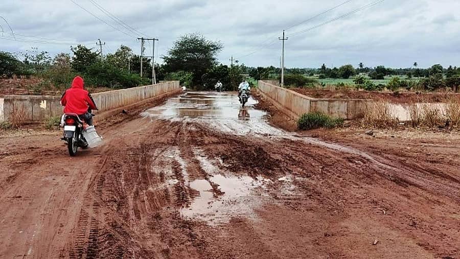 ಪಾಲಭಾಂವಿ ಸೇತುವೆ ಬಳಿಯ ರಸ್ತೆ ಕೆಸರು ಗದ್ದೆಯಂತಾಗಿದೆ